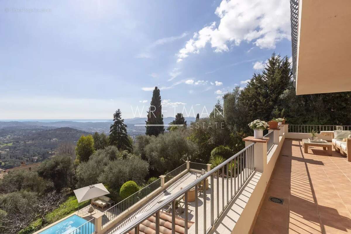 Maison à CHATEAUNEUF-GRASSE