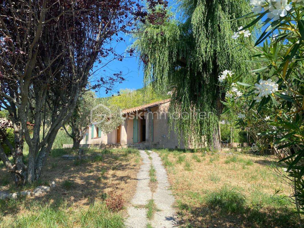 Jolie maison provençale de plain-pied lumineuse avec cheminée - 4 chambres avec garage aménagé et terrain en restanque clôturé d - photo 2