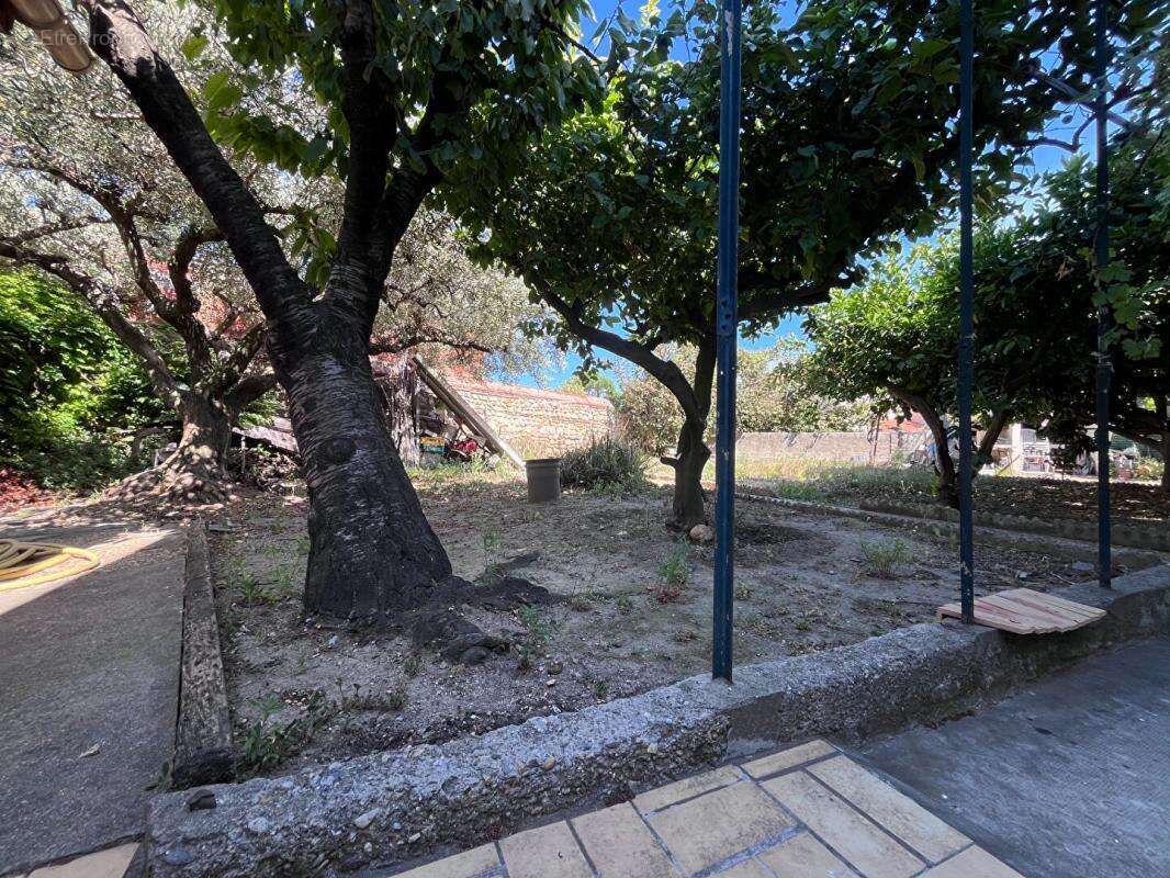 Charmante maison familiale de 230 m² avec double garage et jardin sur un terrain deux faces - photo 4