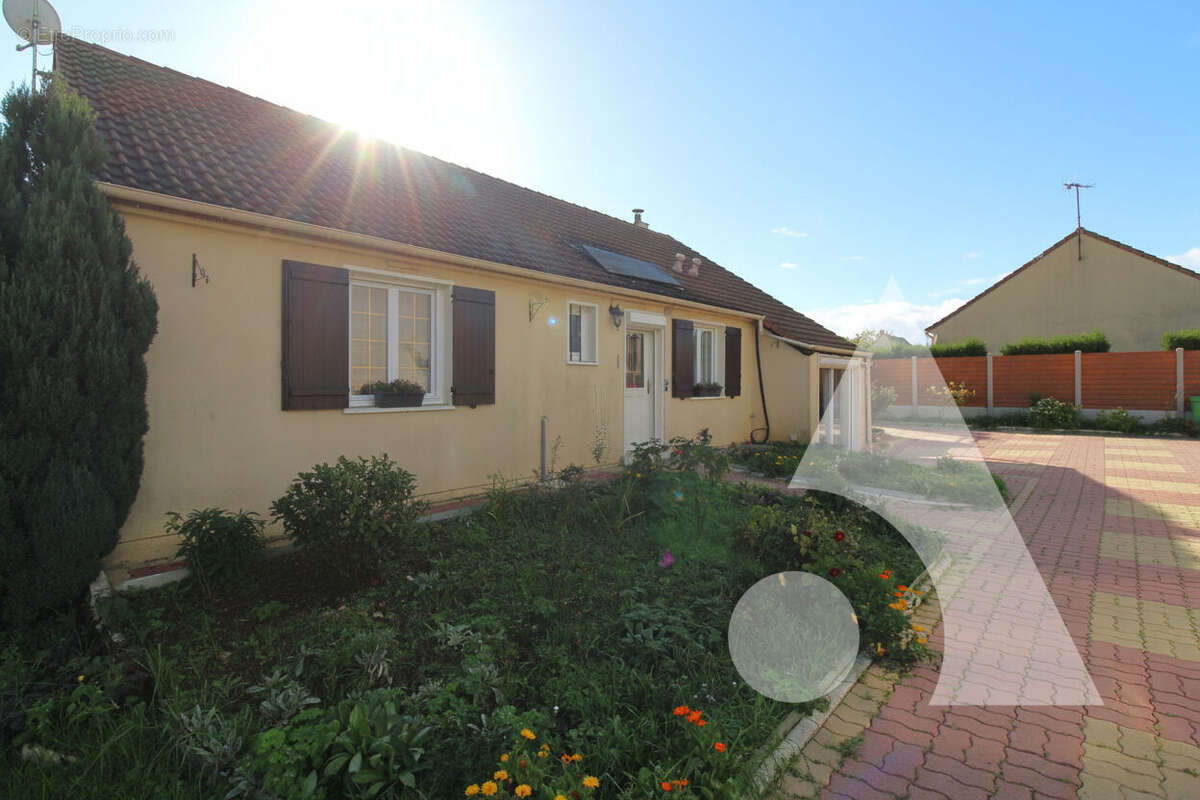 Maison à ESTREES-SAINT-DENIS