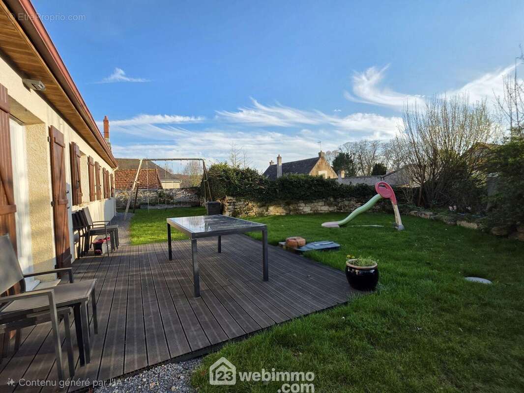 Implantée sur une parcelle d?environ 620 m², cette maison offre un agréable extérieur dans un environnement calme, parfait pour profiter des beaux jours en toute sérénité - Maison à VENDRESSE-BEAULNE