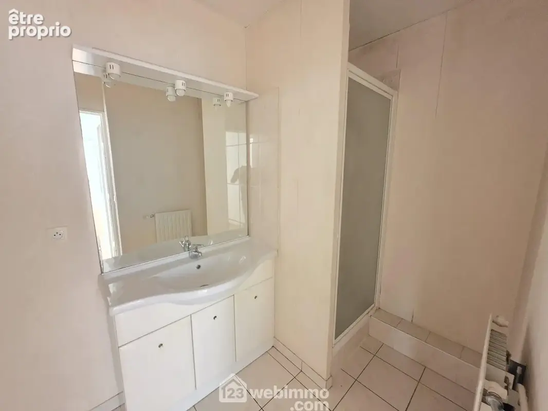 Salle d'eau avec douche