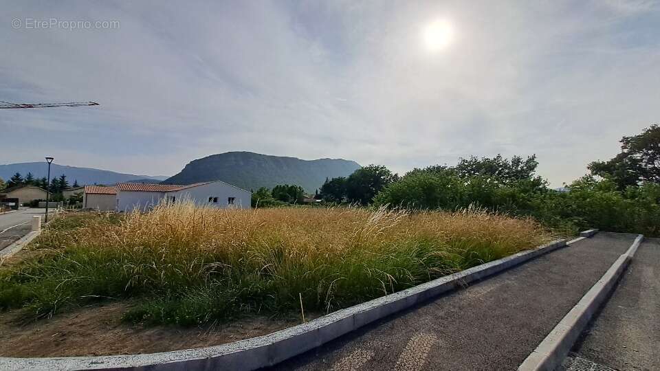 Terrain à LARAGNE-MONTEGLIN