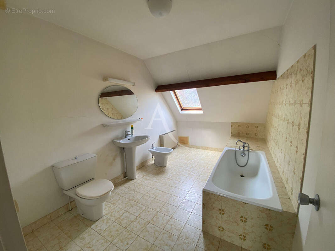 Maison à SAINT-DENIS-DE-L&#039;HOTEL