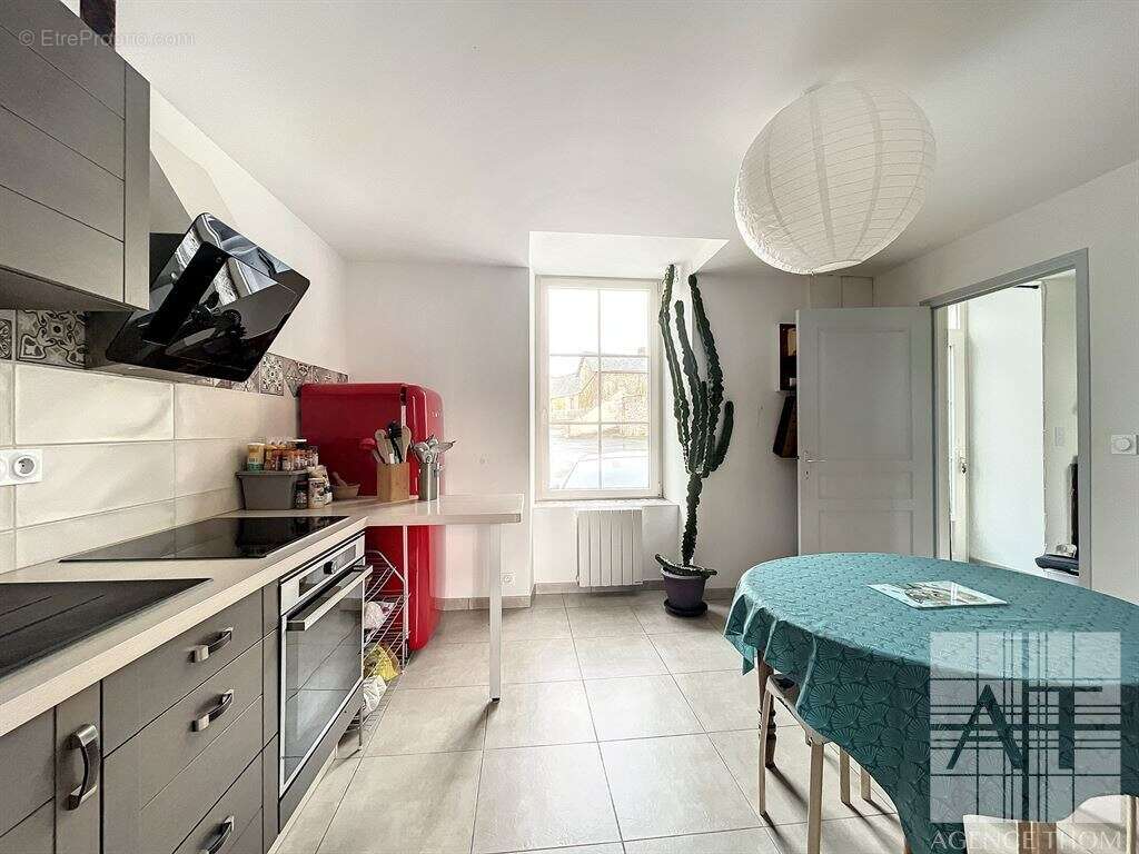 Maison à MONTREUIL-POULAY