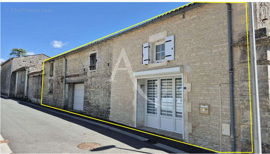 Maison Asnières La Giraud 157 m², jardin et dépendances - photo 4
