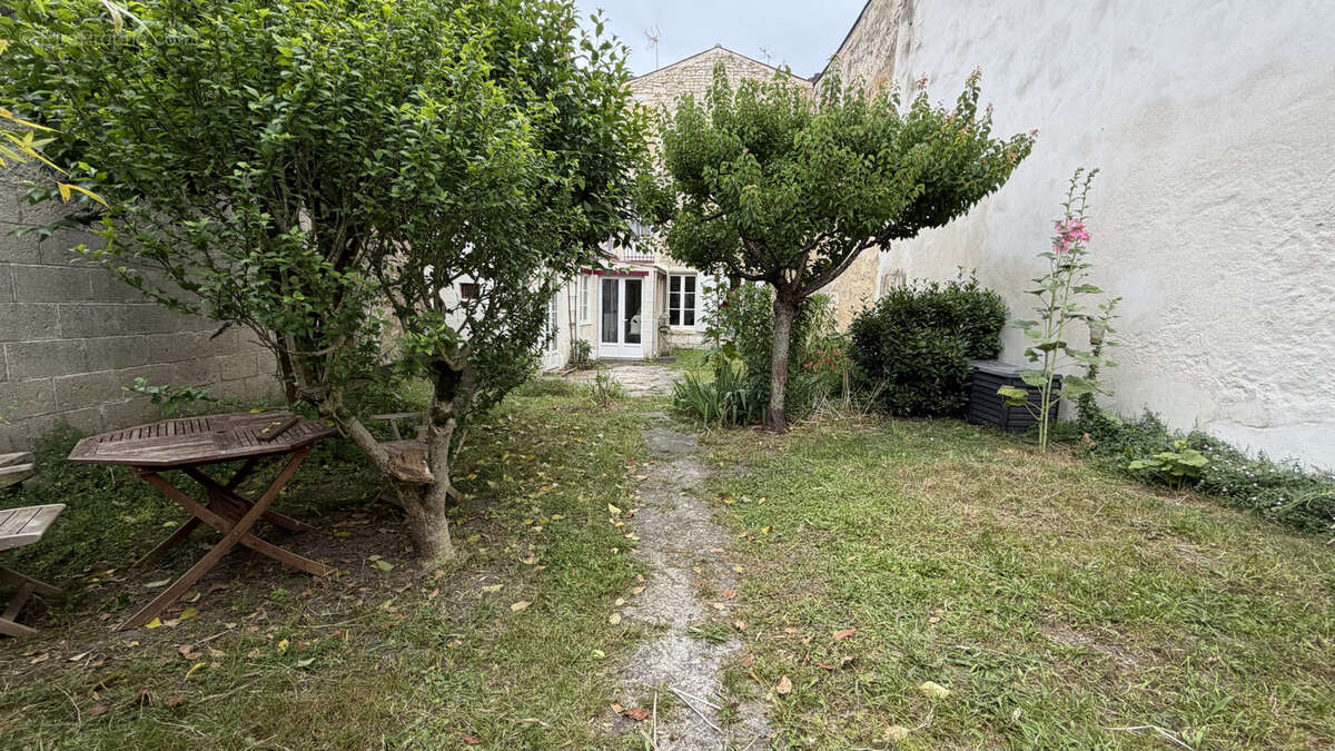 Maison à SAINT-JEAN-D'ANGELY