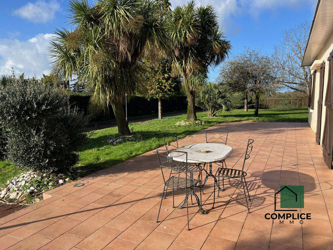 Maison à SAINT-ETIENNE-DE-MONTLUC