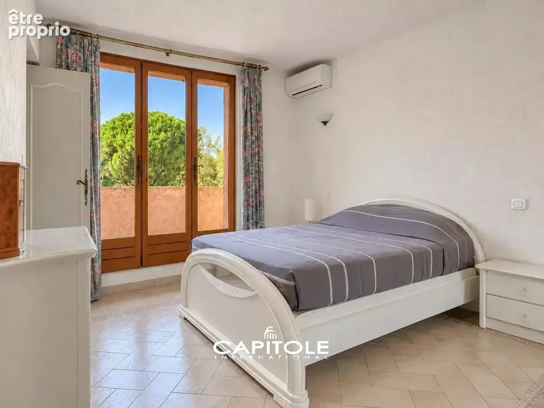 Antibes - Villa Provençale 6 pièces d'env. 188 m² avec un 2 pièces indépendant, terrain de 1 525 m² avec piscine,  pool house et - photo 12