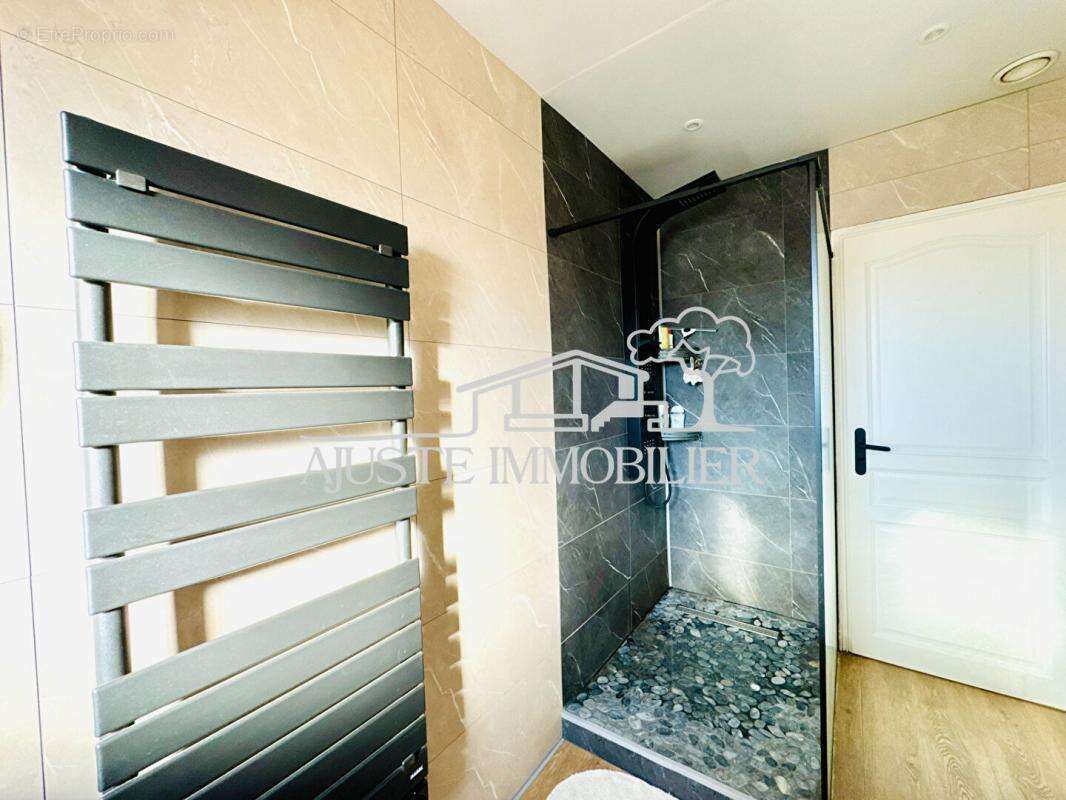 Maison à SAINT-VICTORET