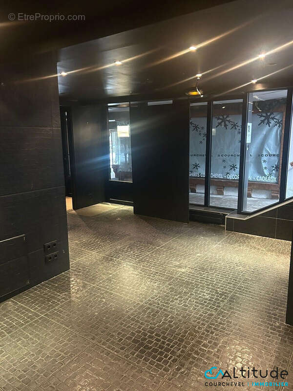 Commerce à LA PERRIERE