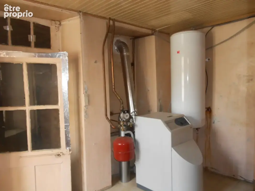 Maison sur 2 niveaux, d'environ 105 m2 habitables à rénover, centre Augerolles - photo 11