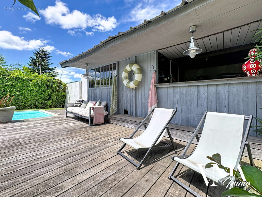 Ancienne menuiserie de 272m2 sur une parcelle de terrain de 2000m2 avec piscine. - photo 5