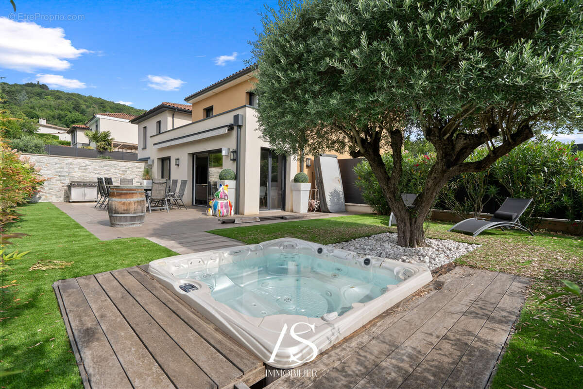 Maison à COLLONGES-AU-MONT-D&#039;OR