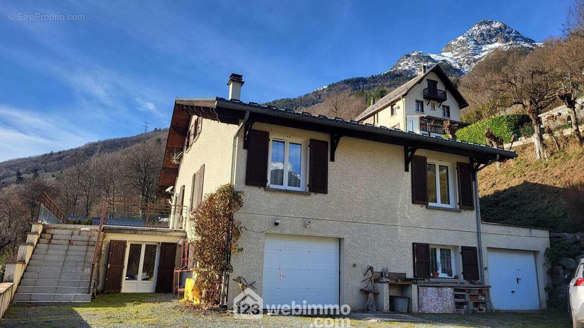 La maison offre 347 m2 utiles dont 2 garages - Maison à ALLEMOND