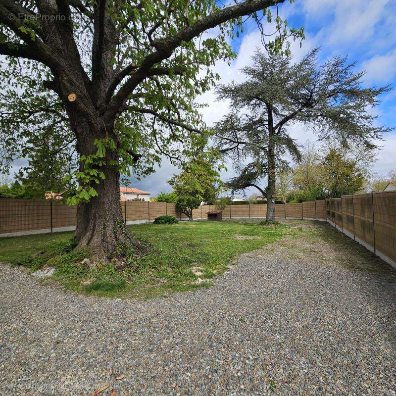Maison à CHAMPAGNE-LES-MARAIS