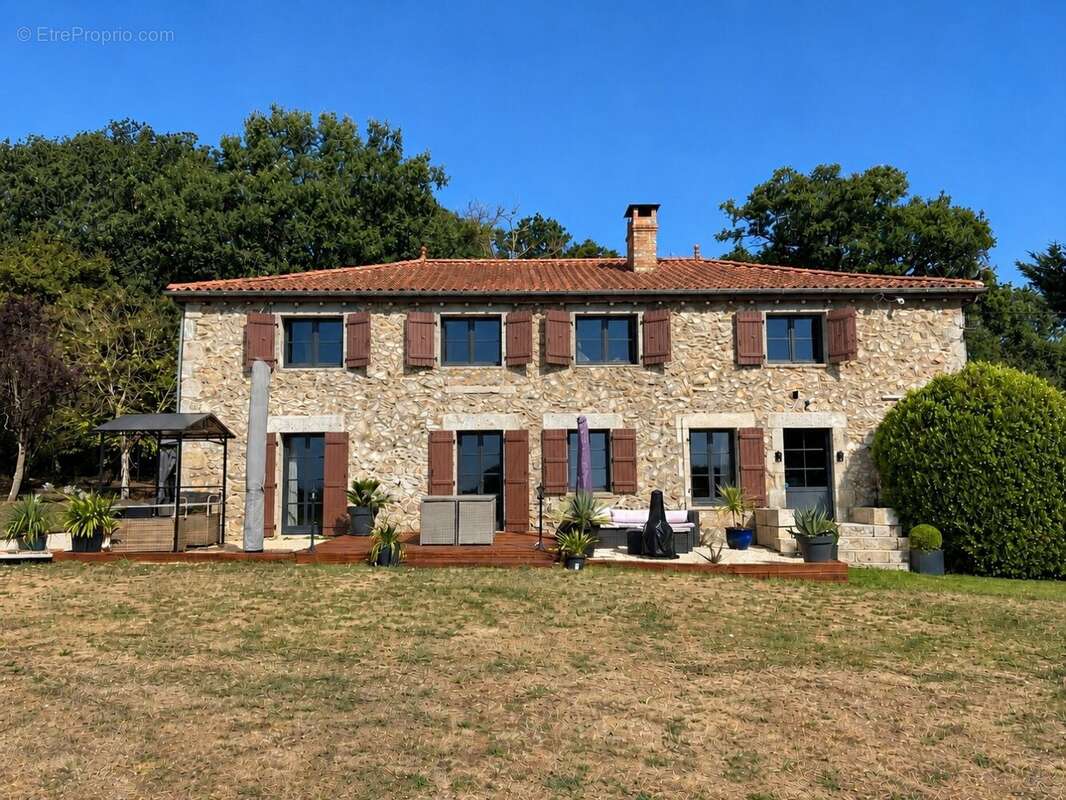 Propriété de caractère - 330m² - 11 000m² de terrain - photo 2