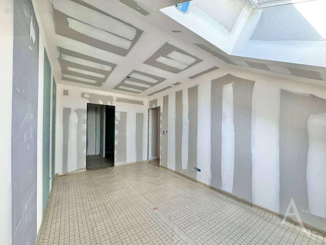 Magnifique T4 au dernier étage (103m²) + sa terrasse en attique (22m² ) + 2 parkings extérieurs + 1 parking couvert - photo 7