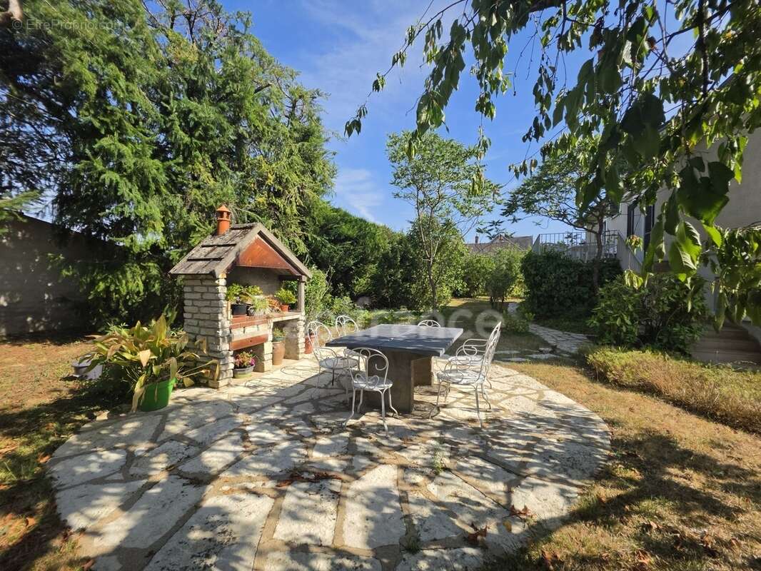 Maison à vendre 11 pièces VILLENEUVE SUR YONNE (89), 6 chambres, jardin 1976 M2 - photo 8