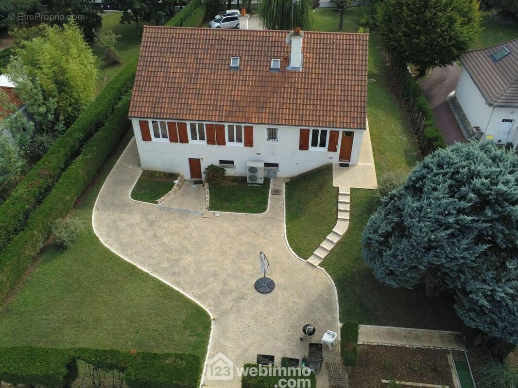 Propriété sur terrain clos et plat de 1834 m2. - Maison à MONTAMISE