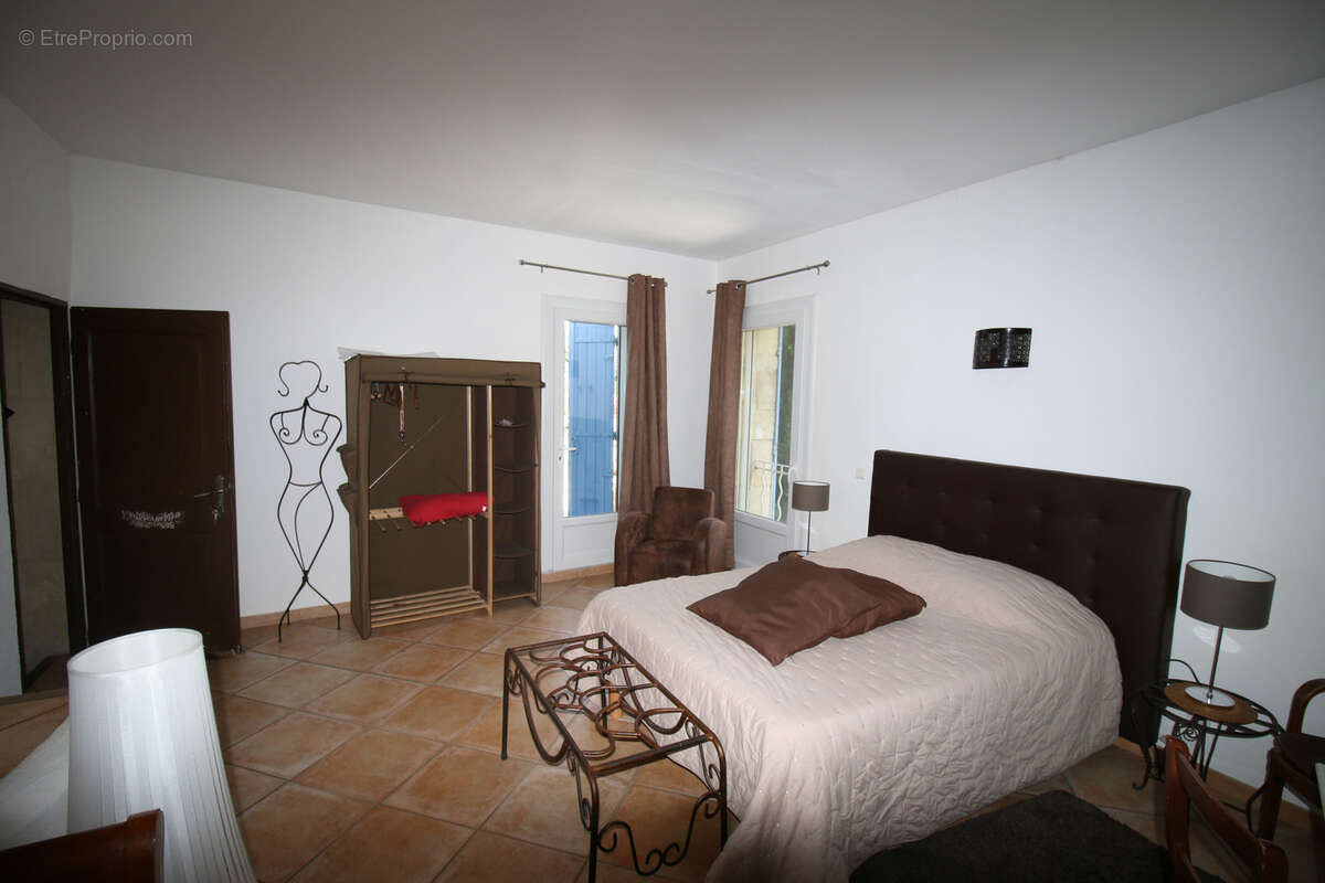 Maison de maître avec jardin, pisicine, parkings. - photo 21