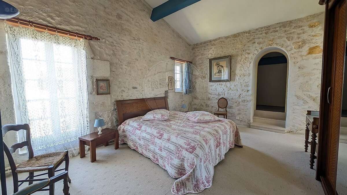 Maison à CHAILLEVETTE