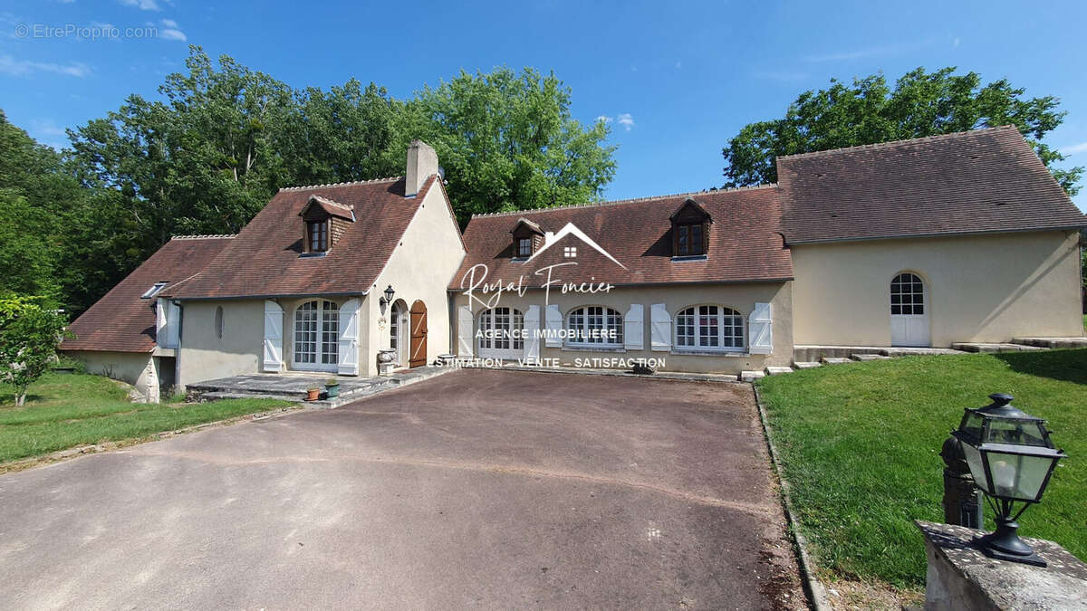 Maison à AZAY-LE-FERRON