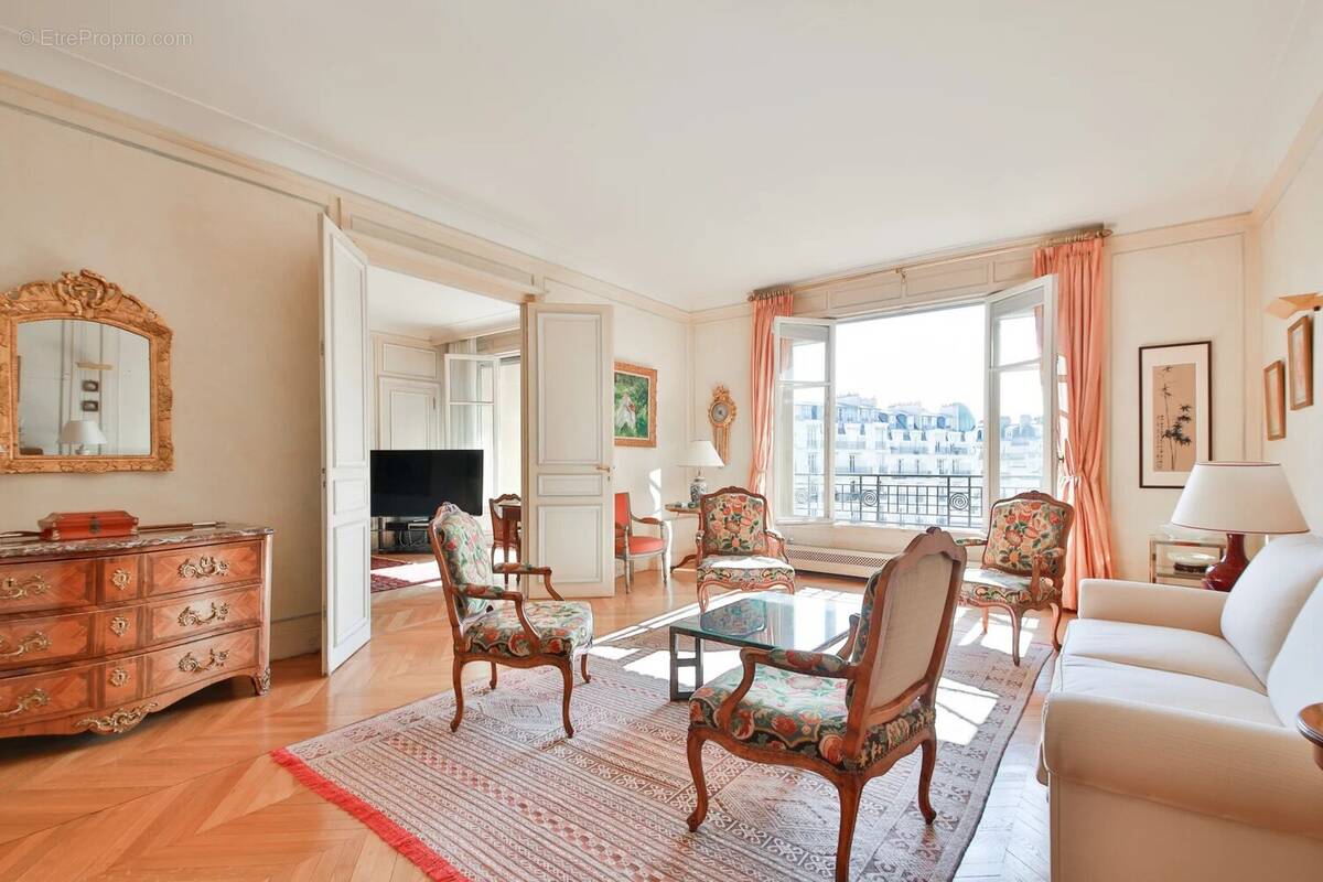 Appartement à PARIS-16E