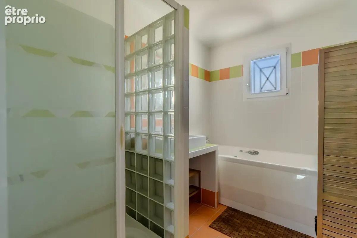 Montferrier-sur-Lez   Maison familiale avec piscine à débordement, au calme et sans vis-à-vis - photo 12
