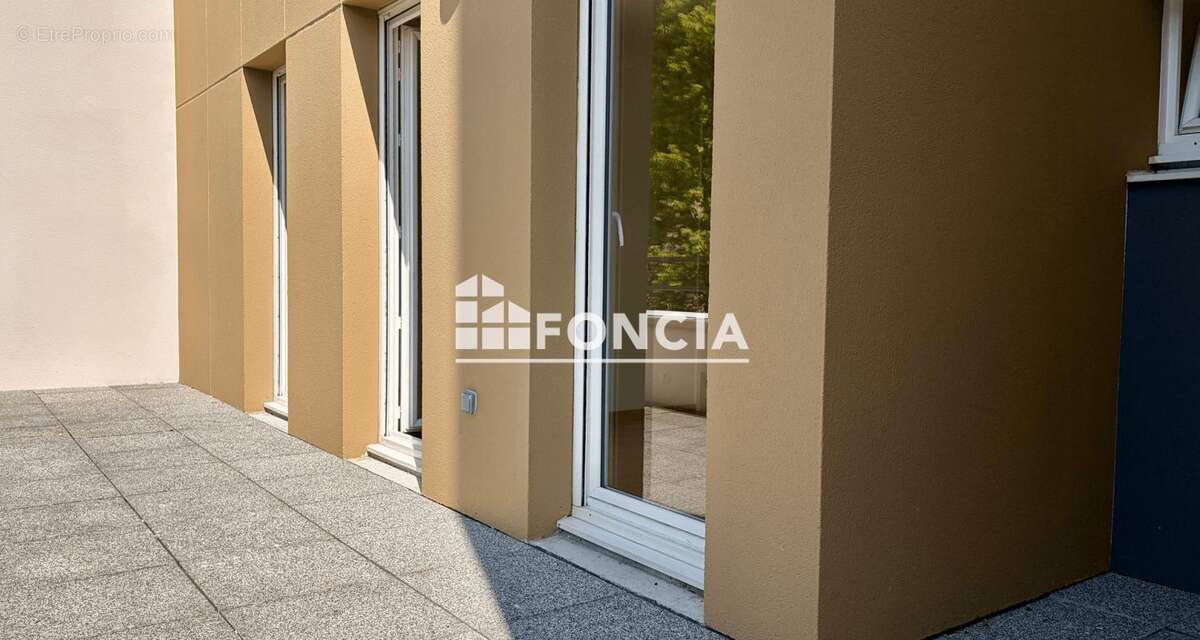 Appartement 2 pièces rénové avec terrasse de 19 m² et parking en sous-sol, dans une résidence sécurisée à 5 min du Tram 13 et pr - photo 3