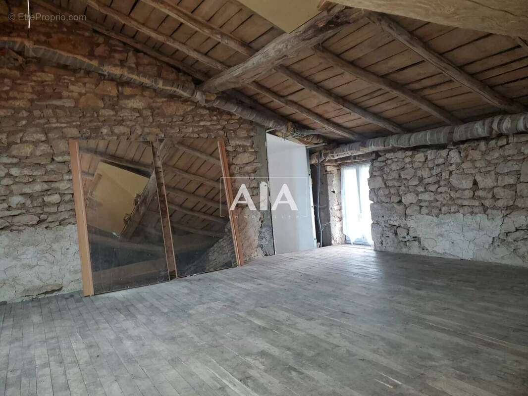 Maison à LES ADJOTS