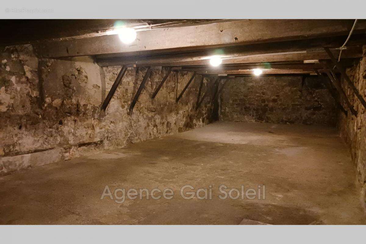 Parking à LESPIGNAN