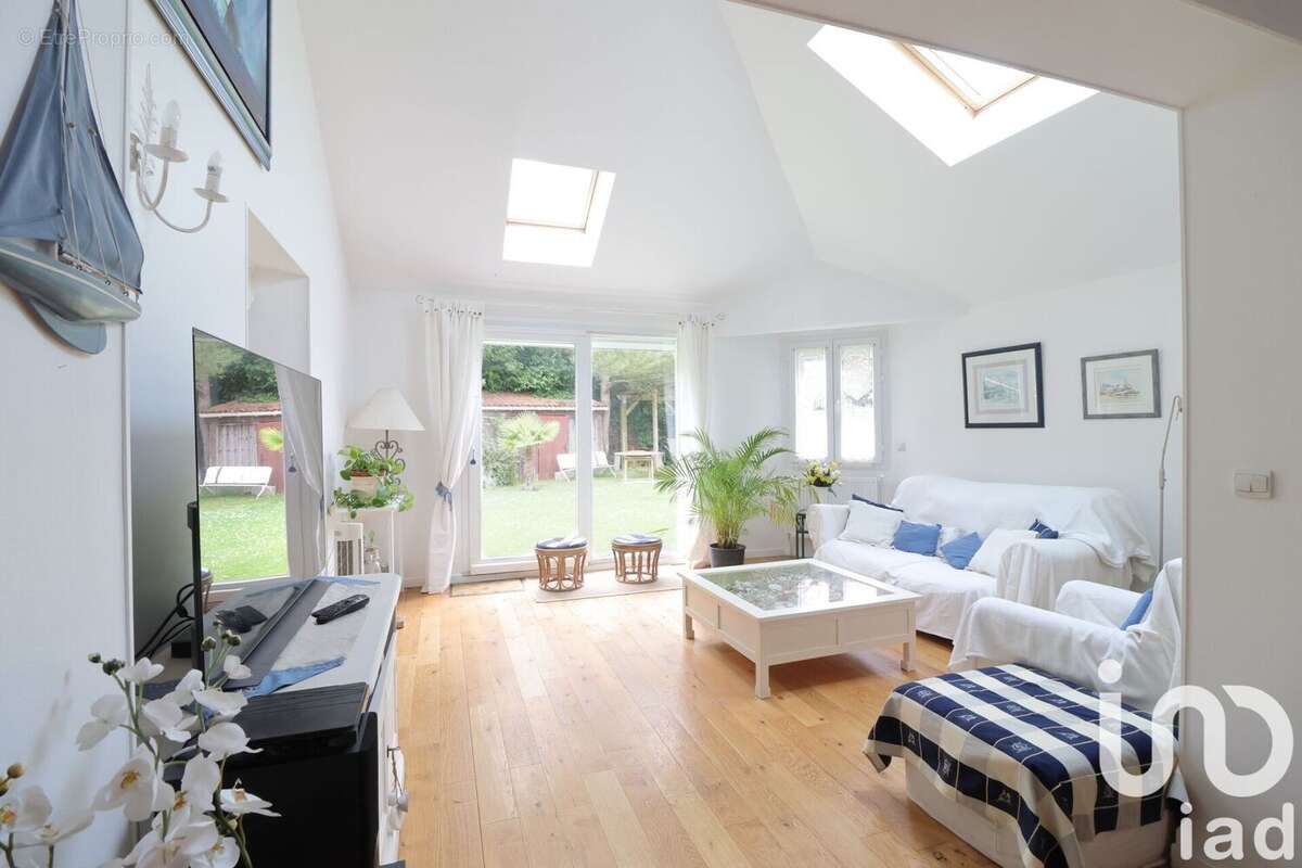 Photo 2 - Maison à VOISINS-LE-BRETONNEUX