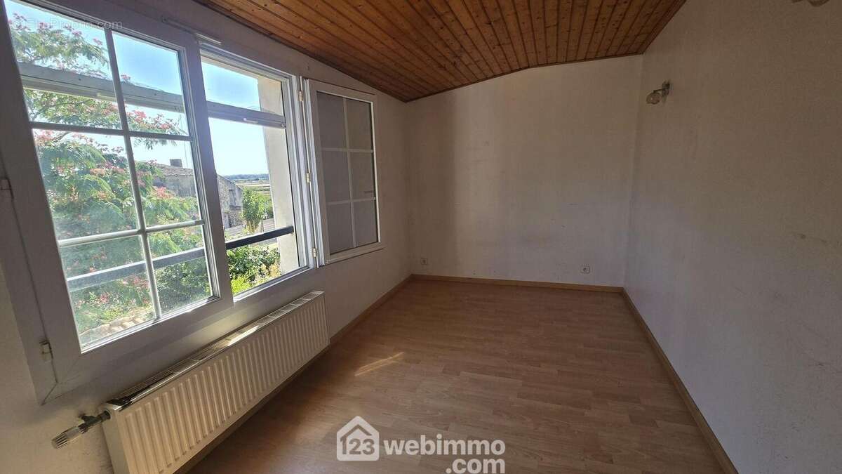 Chambre 1 avec placards, vue sur les marais.