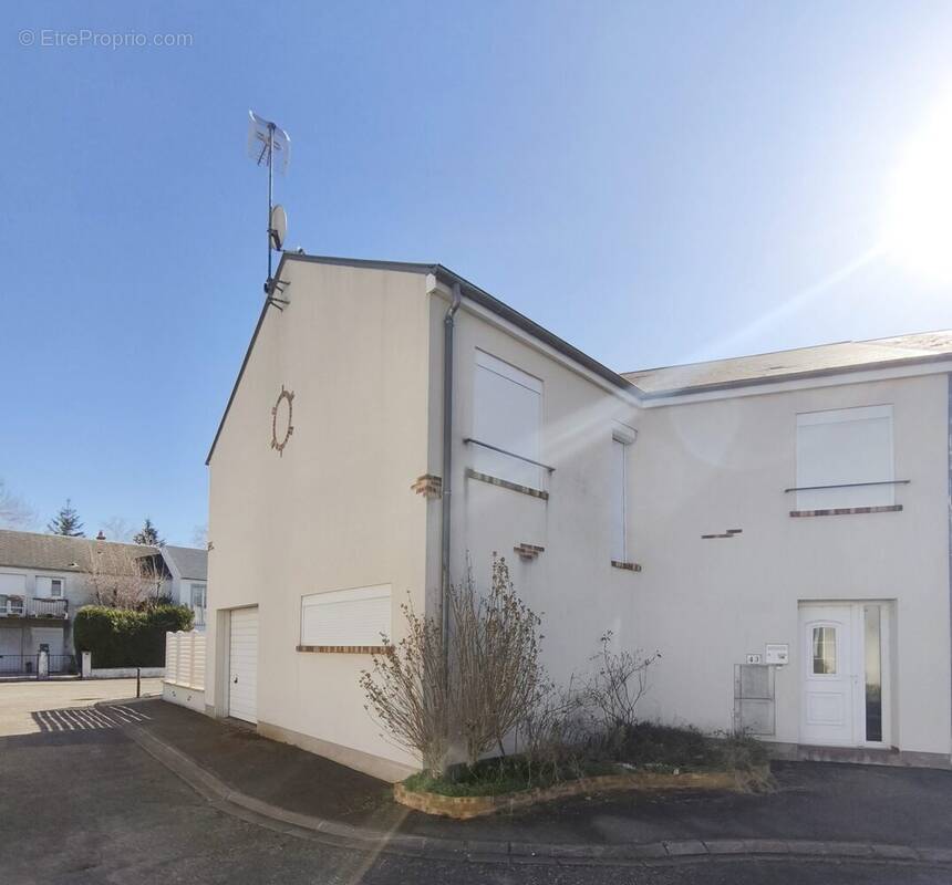 Maison à SAINT-JEAN-DE-LA-RUELLE