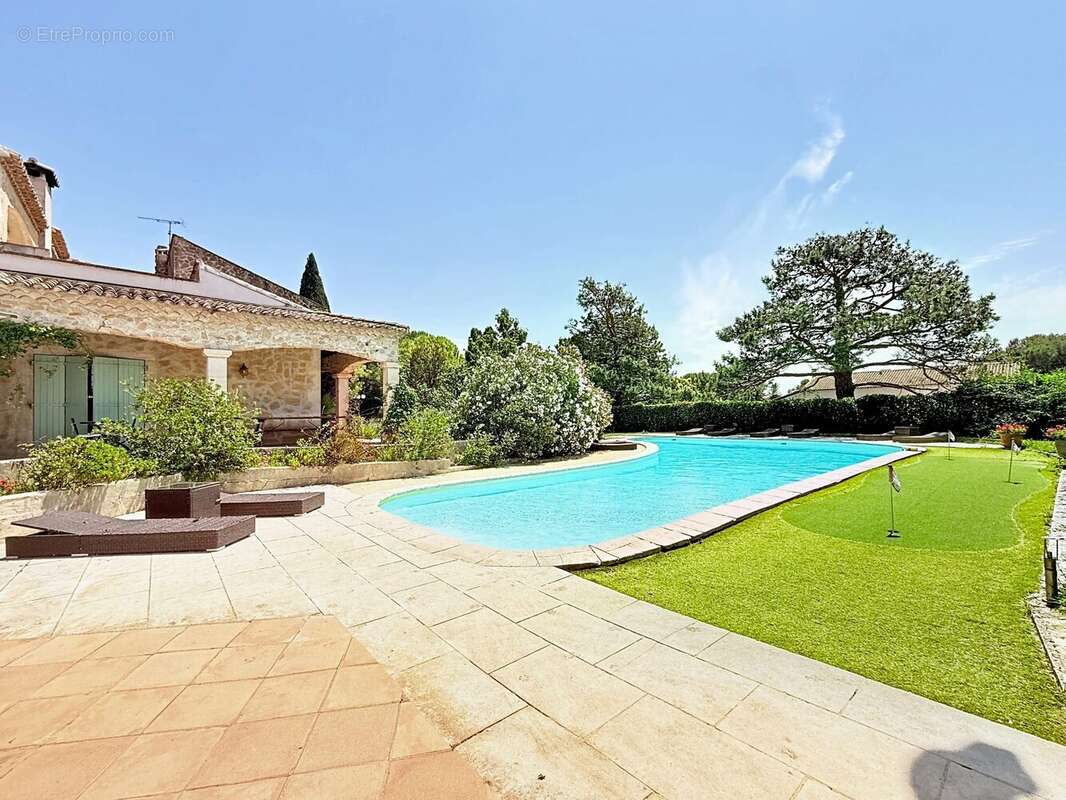 Maison 829 m² à Fontvieille  - photo 2