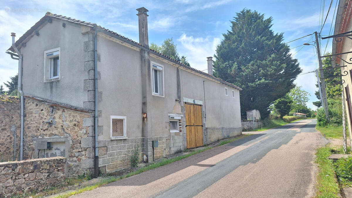 2 - Maison à PIEGUT-PLUVIERS