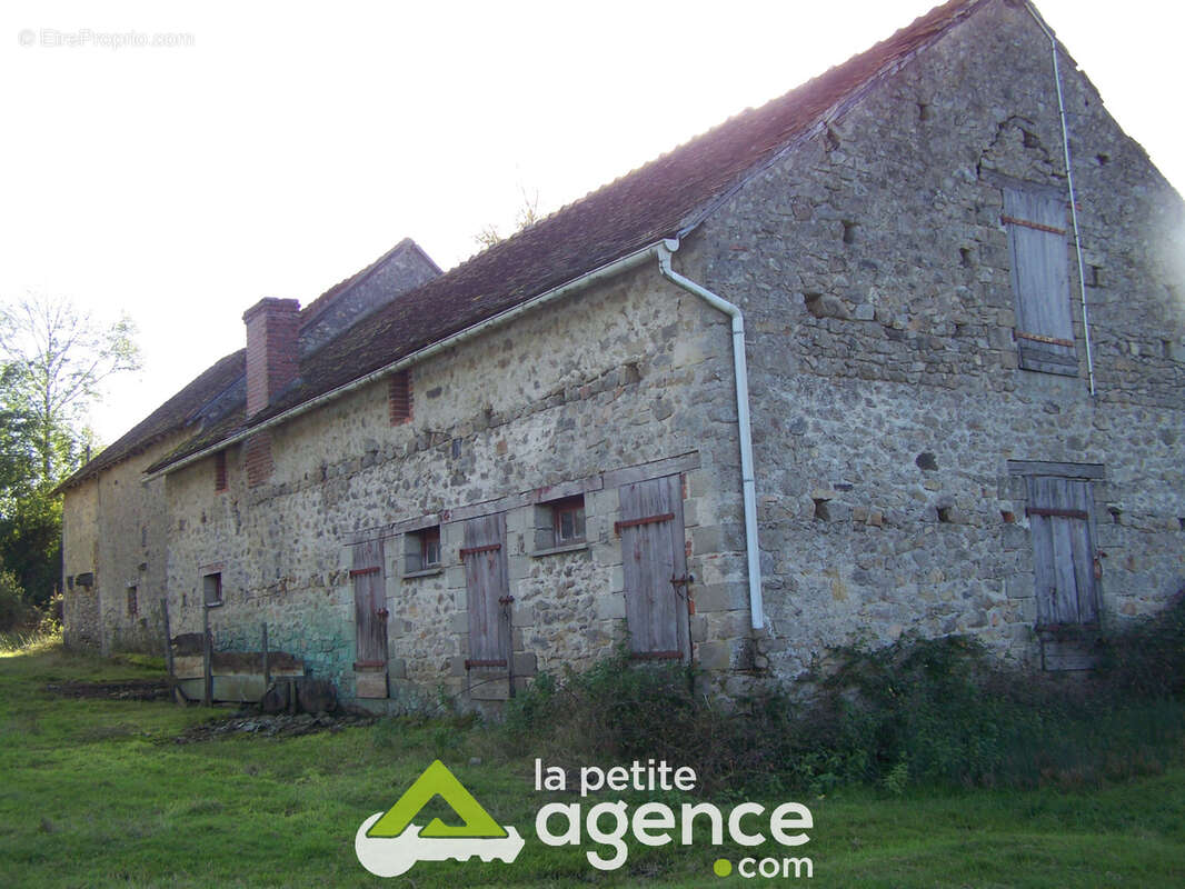 Terrain à LUSSAC-LES-EGLISES