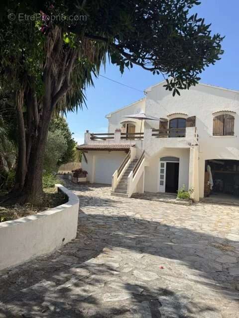 Villa familiale de 203 m² avec 2 logements sur 890 m² de terrain BORGO - photo 3
