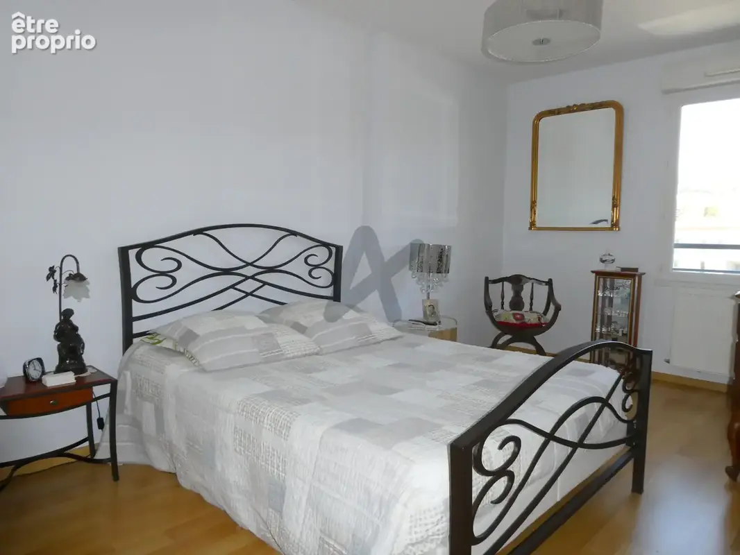 Très bel appartement dernier étage avec balcon, vue dominte et garage. - photo 10