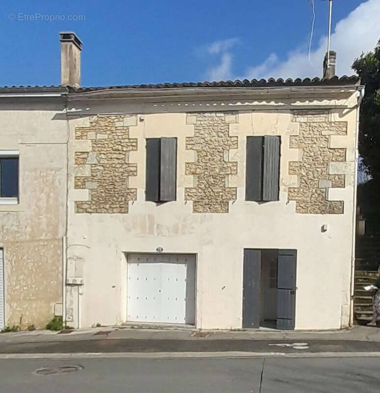 Maison à MONTENDRE