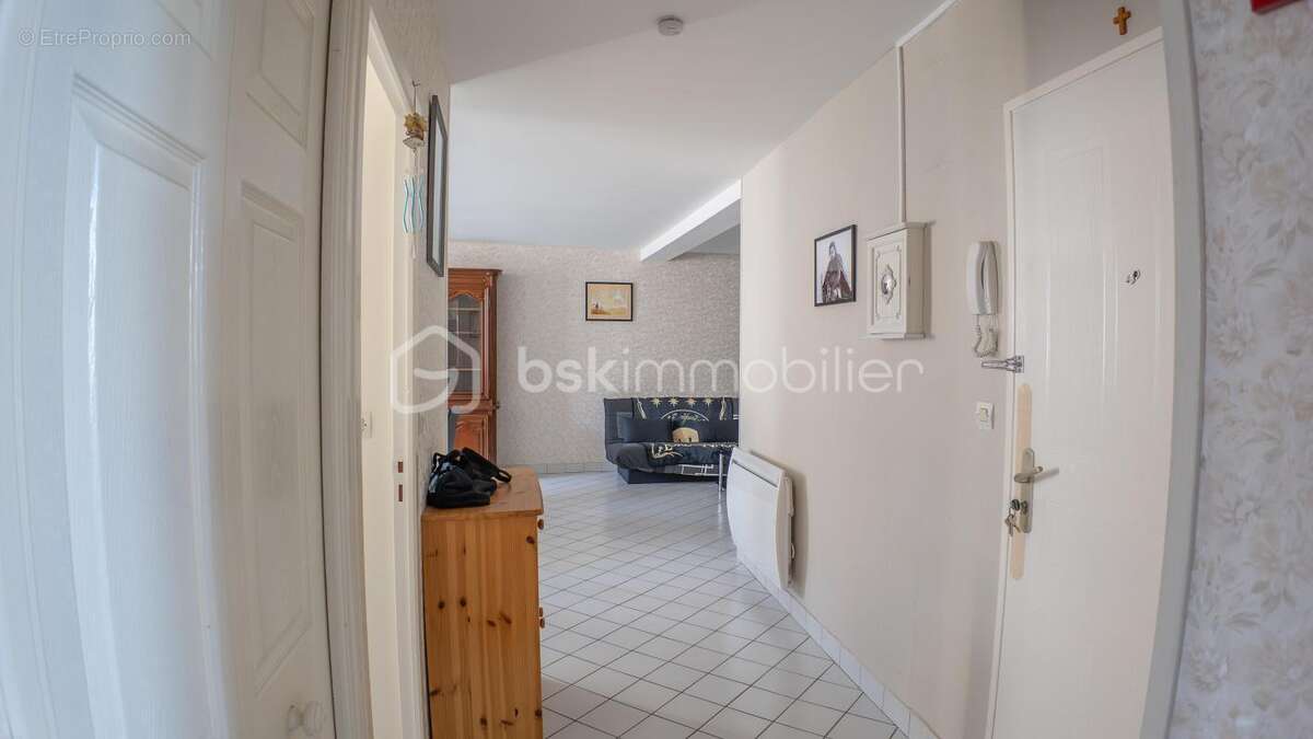 Magnifique appartement 3 pièces, spacieux (88 m²), entièrement rénové dans une résidence sécurisée (avec ascenseur, cour collect - photo 7