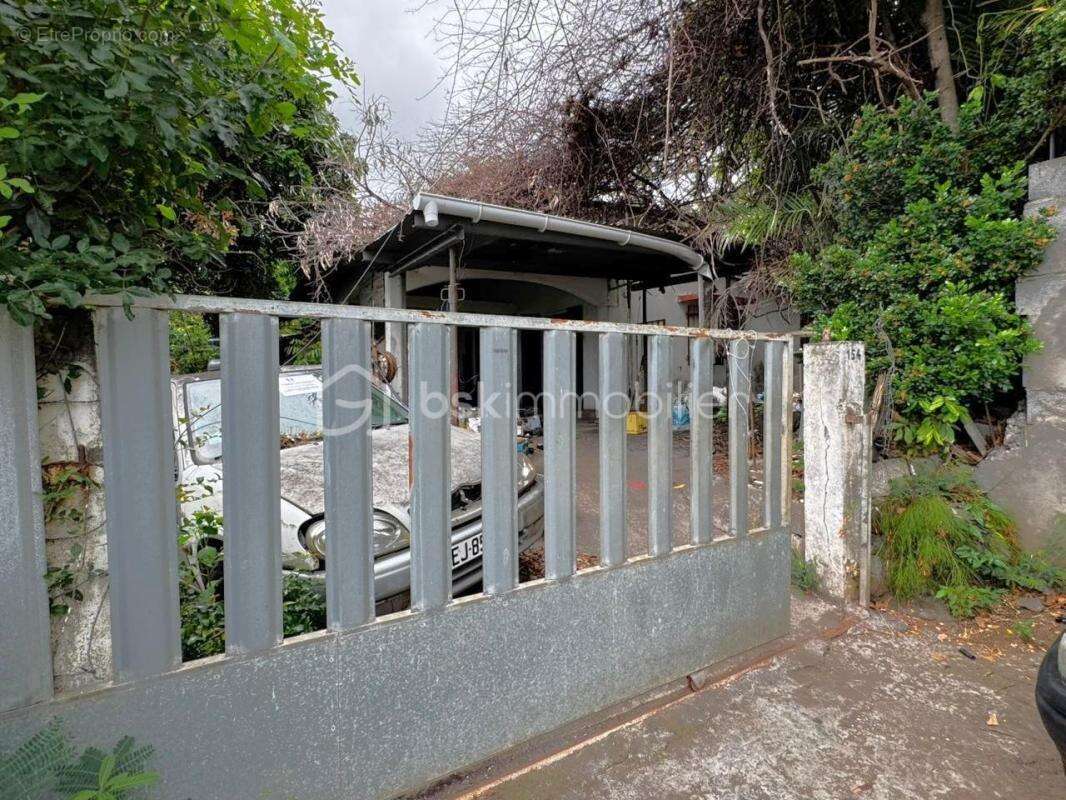 Terrain à SAINT-LEU