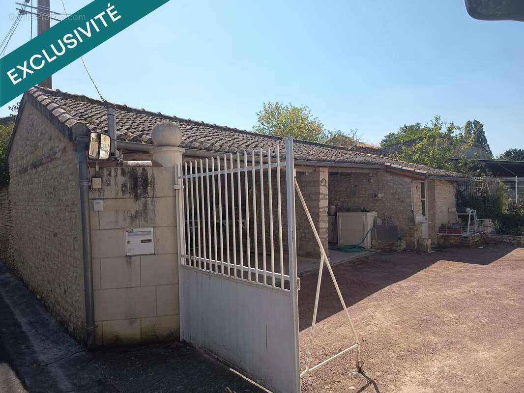 Maison 94 m² à Angliers  - photo 3