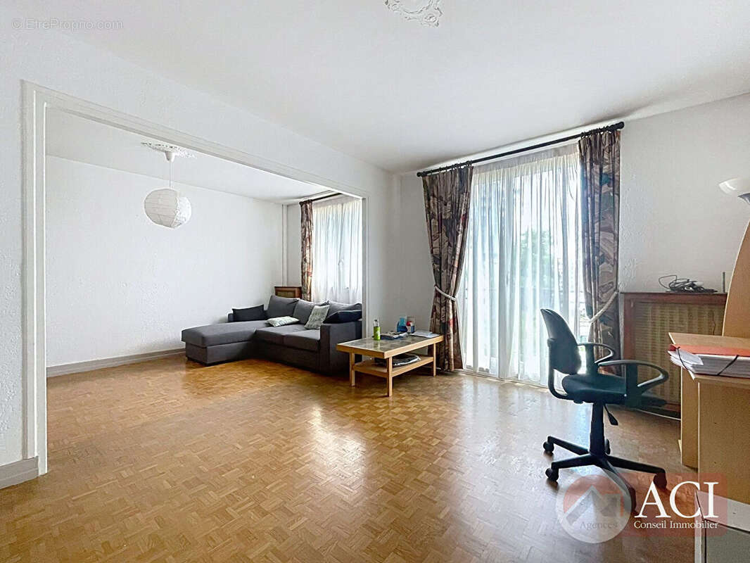 Appartement à VILLETANEUSE