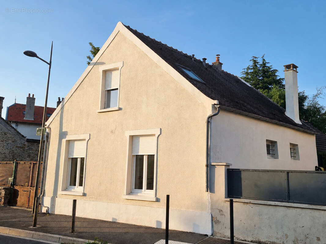 Maison à VAUX-LE-PENIL