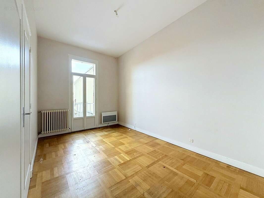 BERGERAC CENTRE – Superbe appartement de standing de 110 m² - Type 4 - avec balcon - photo 5