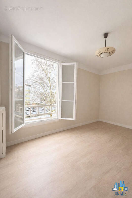 Photo revue IA - Appartement à COLOMBES