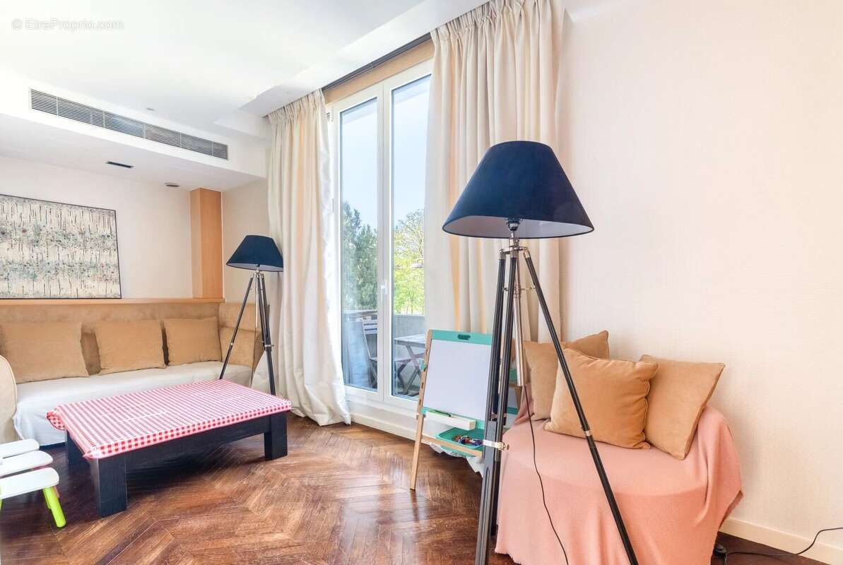 Appartement à PARIS-16E