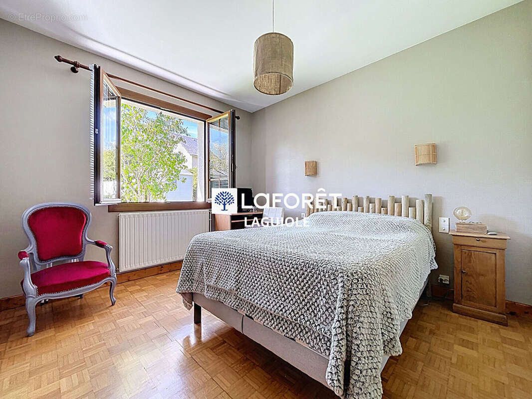 Maison à SAINTE-GENEVIEVE-SUR-ARGENCE